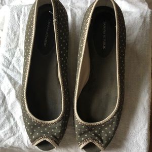 Banana republic open toe gray polka dot wedge
